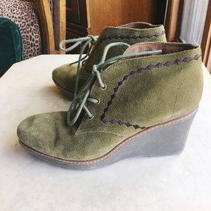 NATURALIZER Green Wedge Booties